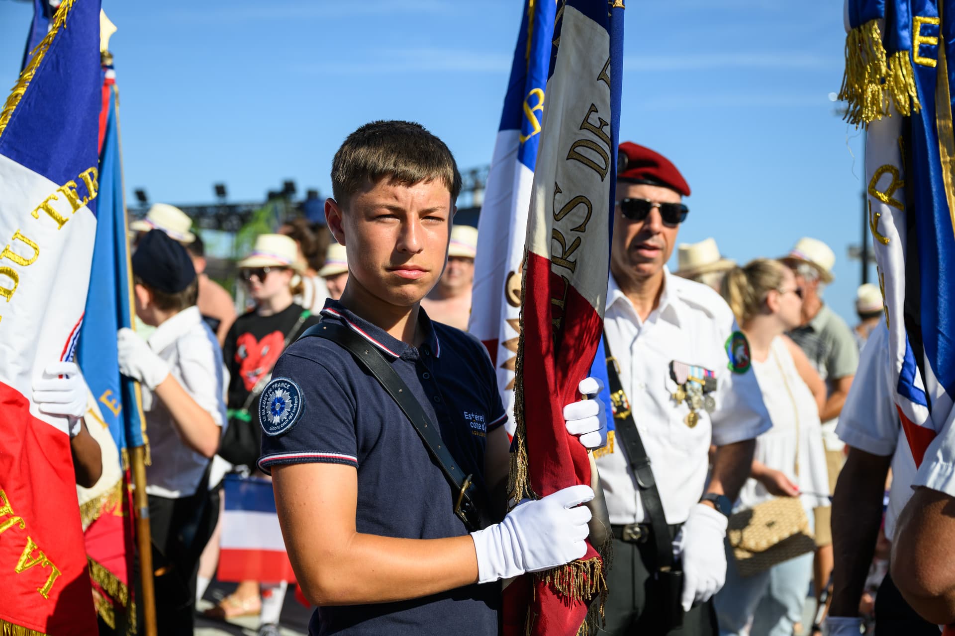 Jeune citoyen portant le drapeau français — © Ville de Saint-Raphaël - Franck Cluzel